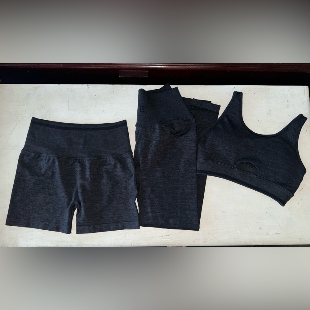 Seamless Set with 4in Shorts, Criss Cross Waist Leggings and Sport Bra- Medium